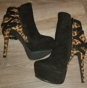 Anne Michelle Black Leopard print stiletto 8.5